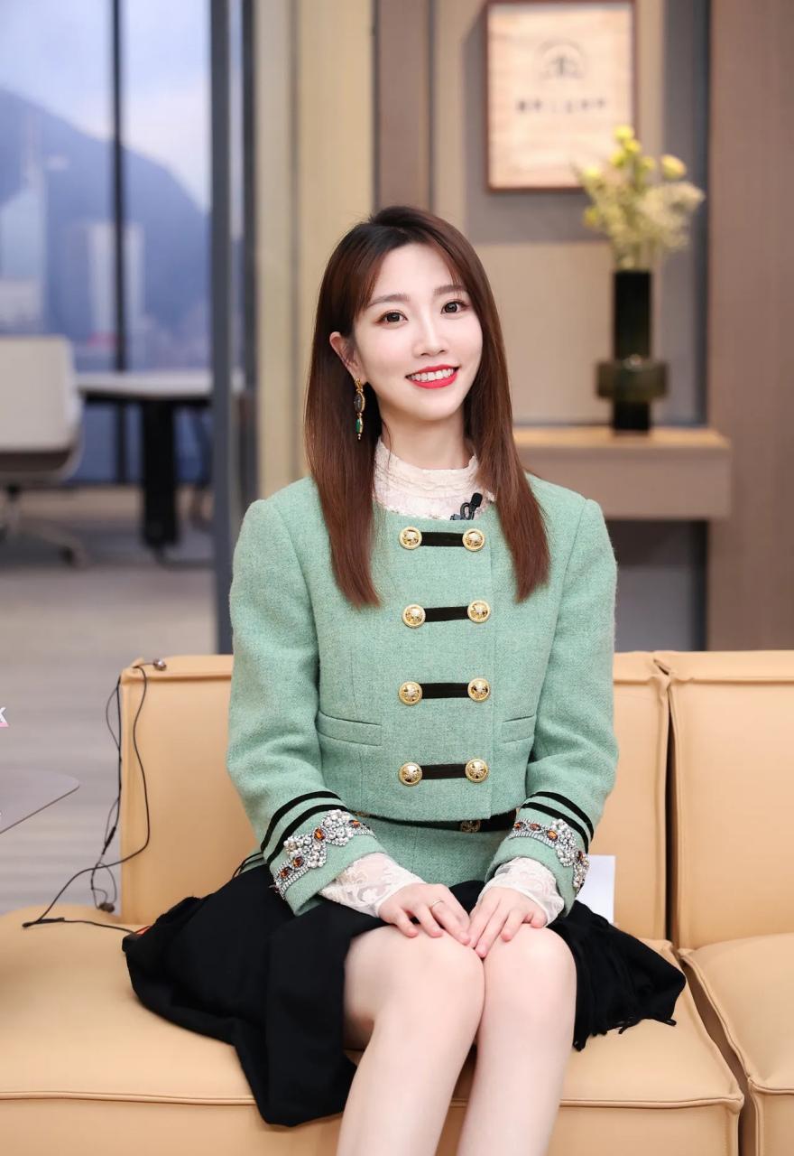 美女主持人张纯烨,长腿纤细笔直,坐姿真的好优雅.