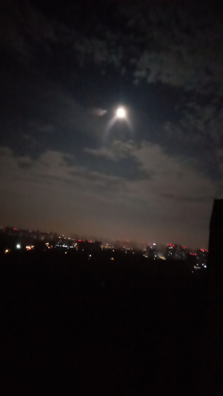 明月夜  皎皎明月碧空悬,  月光如水映窗台,  茫茫夜色深似海,  悠悠