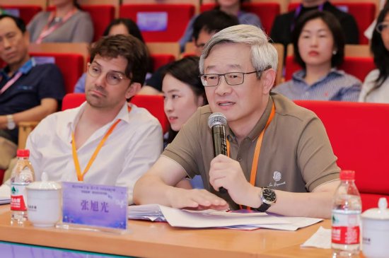 　　張旭光， AI 覺(jué)醒島科技董事長(zhǎng)，杭州市杭商研究會(huì)會(huì)長(zhǎng)，浙商總會(huì)數(shù)字資產(chǎn)及交易委員會(huì)執(zhí)行主席兼專(zhuān)家委員會(huì)主任。有“中國(guó)市民卡”之父的美譽(yù)。