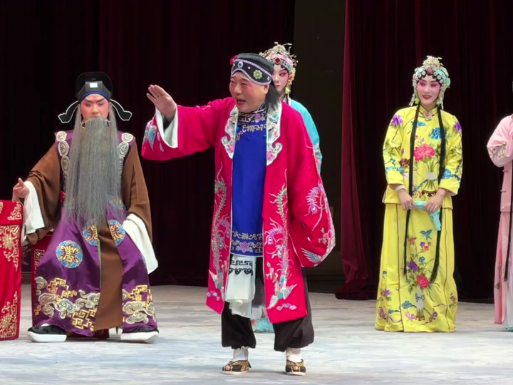 郭德纲演《五凤朝阳》"大出殡" 引争议:是乱改京剧还是破圈尝试