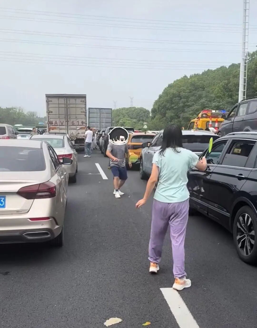 高速上打羽毛球.jpg