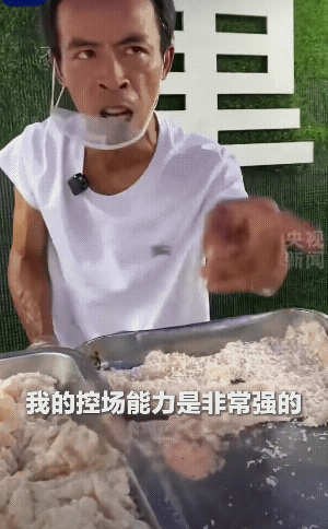 “你可以拒絕我，請(qǐng)你不要拒絕美食！”48歲雞排哥的爆火說(shuō)明了一個(gè)事實(shí)——這個(gè)世界從來(lái)不缺少美，只是少了那雙發(fā)現(xiàn)美的眼睛-有駕