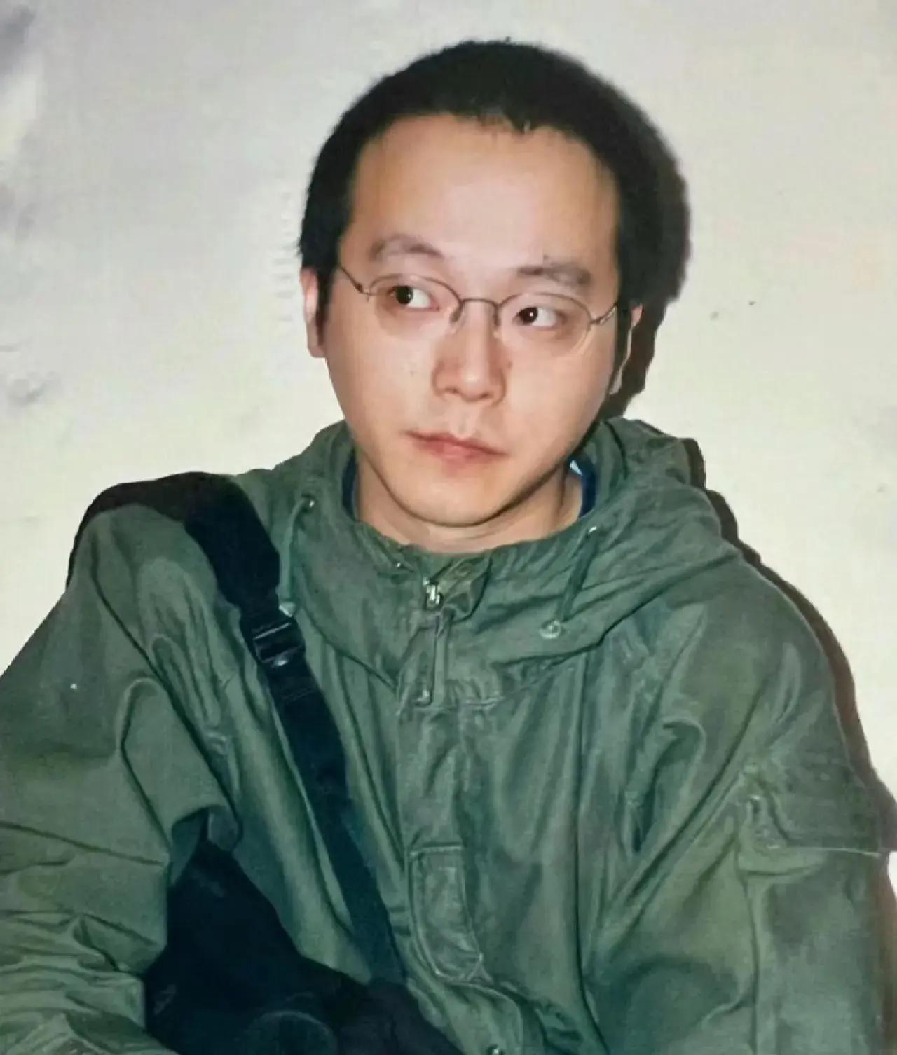 窦靖童妈妈的钱多到花不完穷困潦倒的父亲成了她最大的痛苦
