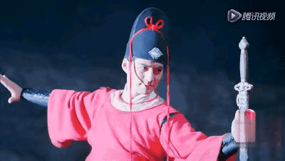 再加上严屹宽那有着标志性特点的勾唇露出的邪笑,很有给人耍帅的态势