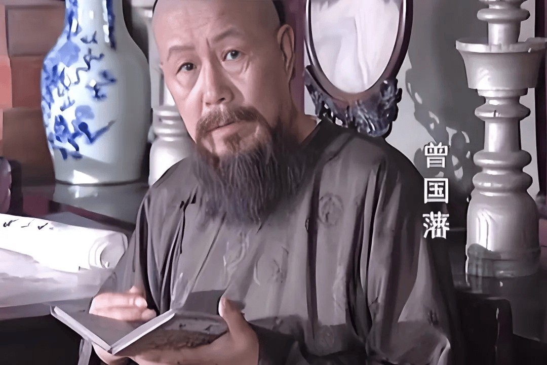 李鸿章给曾国藩献三份礼,曾国藩观其行色骤变,三日后密令:此人不可