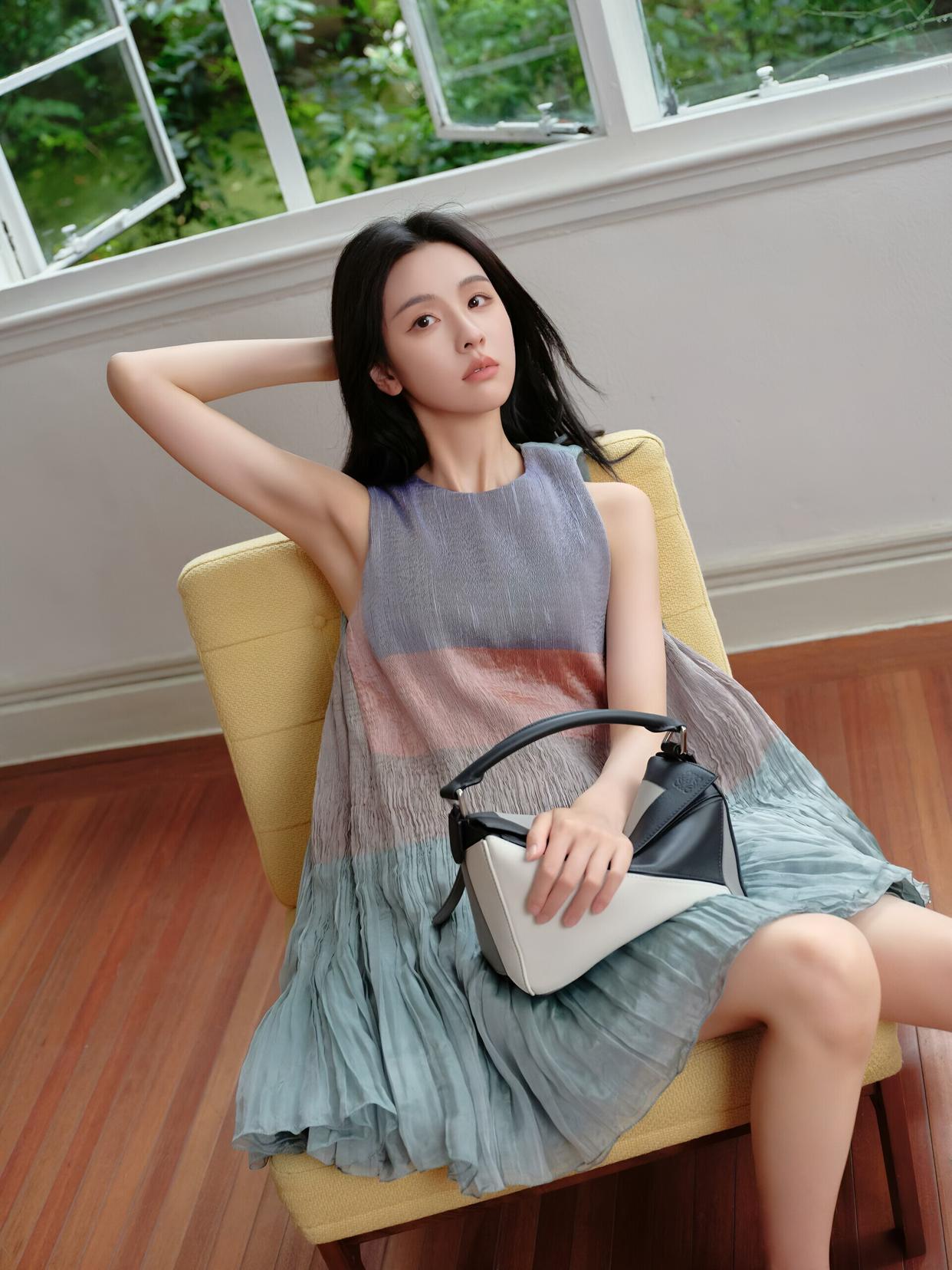 陈都灵清新渐变色裙装穿搭网友感觉像没长开的姑娘
