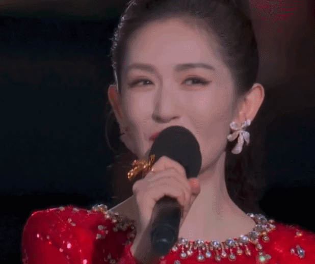 謝娜首次主持央視秋晚，離了何炅沒人托底，錄播也要依賴提詞機-有駕