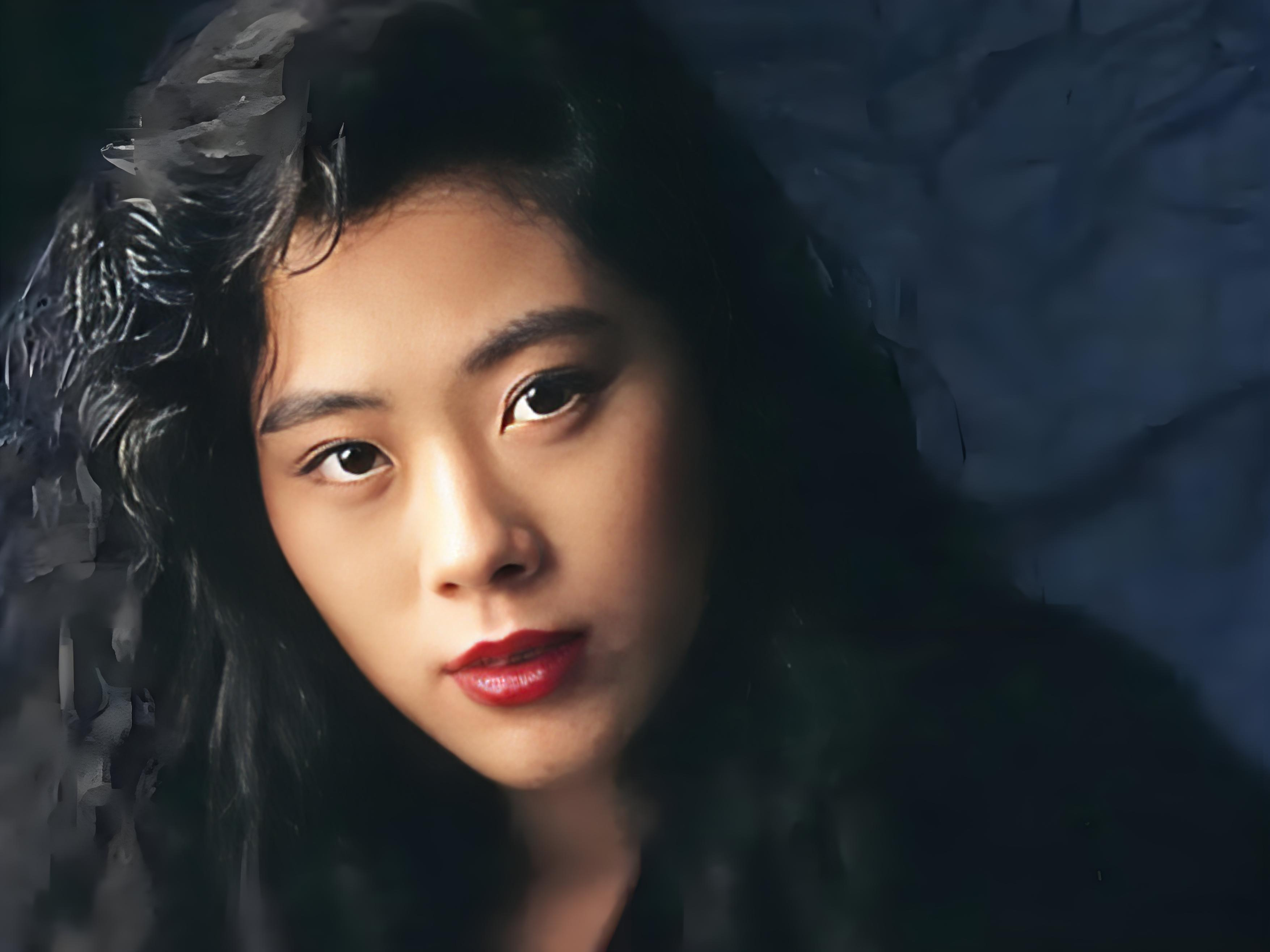 59岁香港歌手关淑怡被曝病危在icu抢救,病情已达"危殆"级别,父亲与