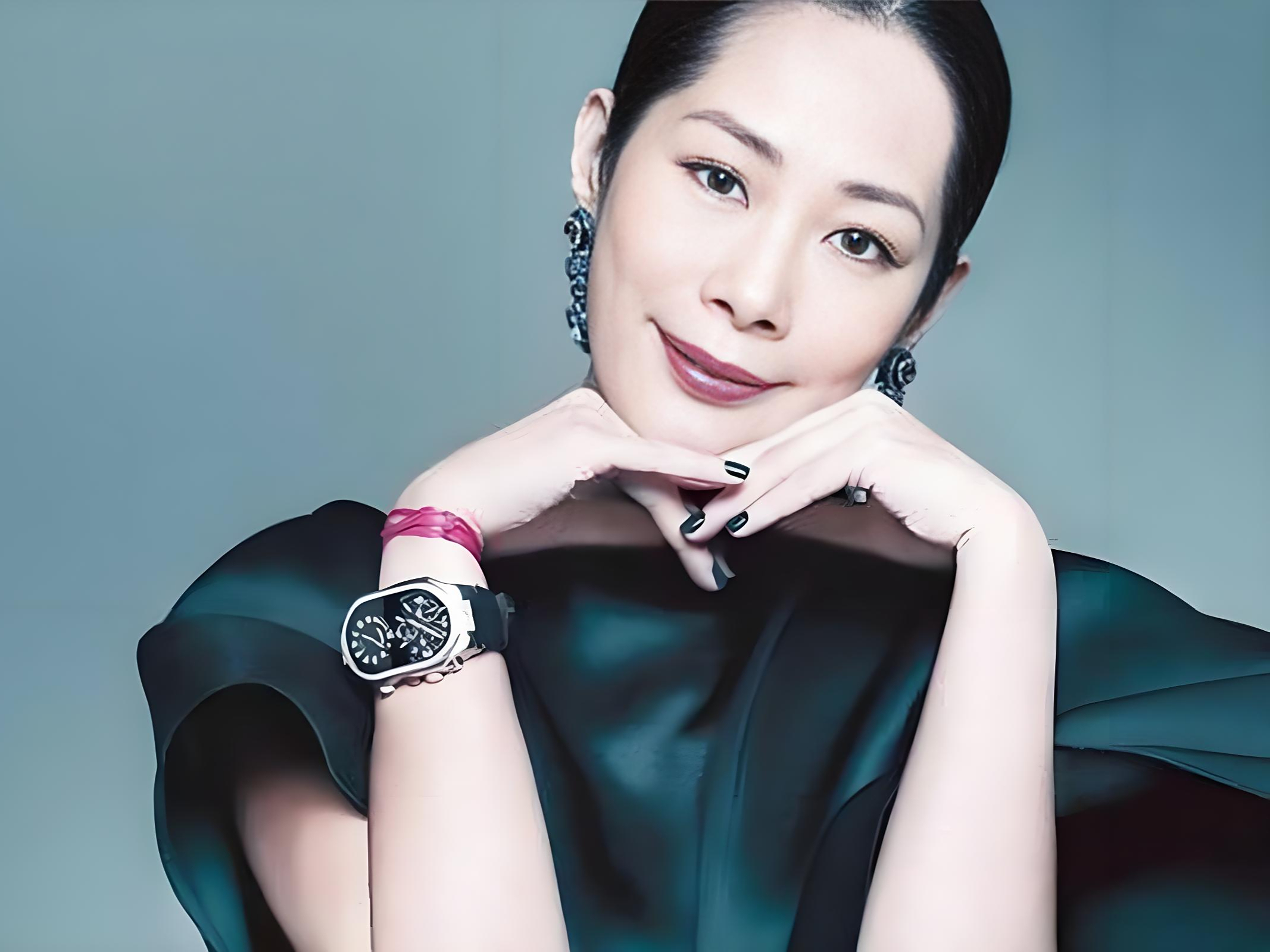 59岁香港歌手关淑怡被曝病危在icu抢救,病情已达"危殆"级别,父亲与