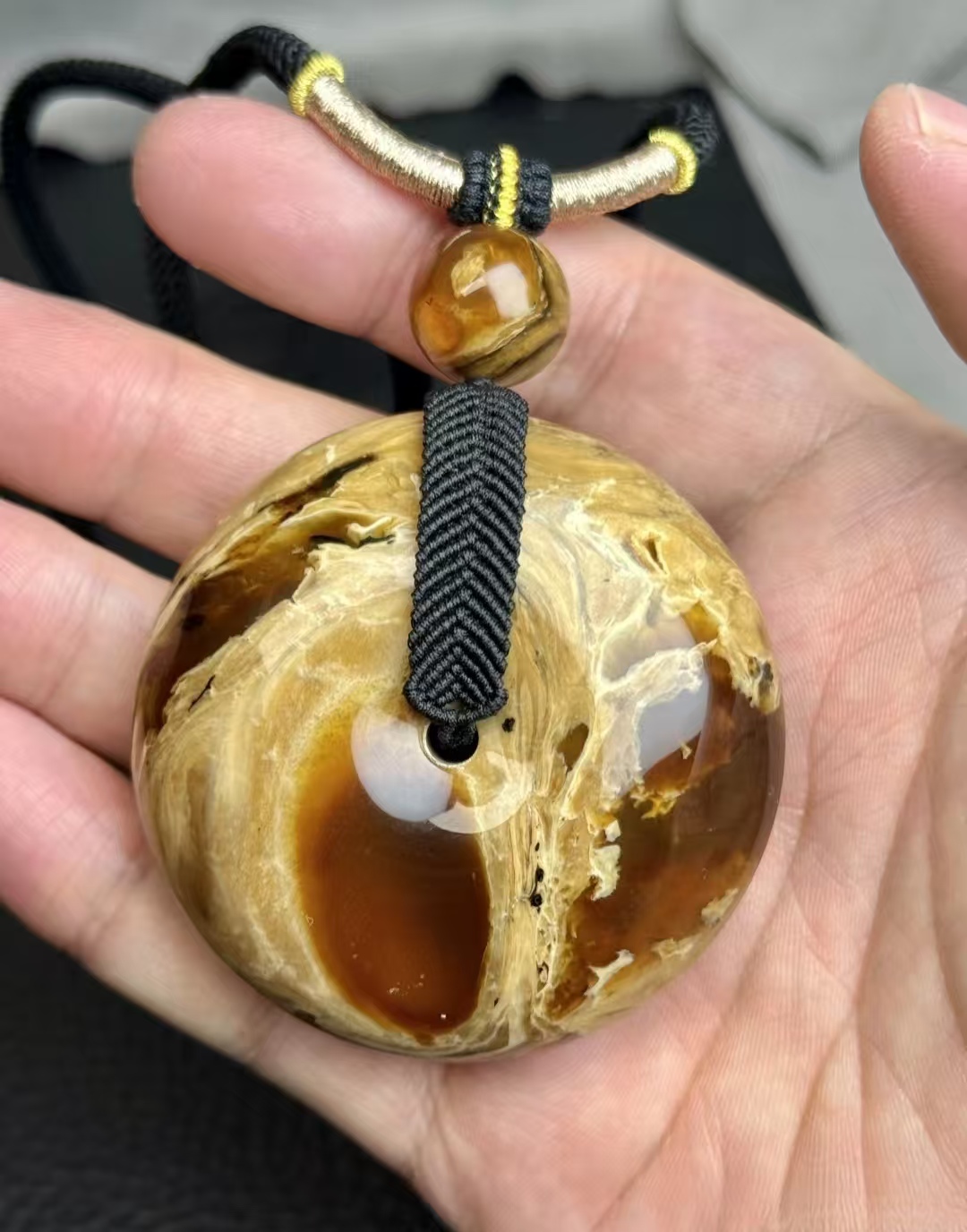 过生日表哥送我个平安扣我以为是抛过光的木头不