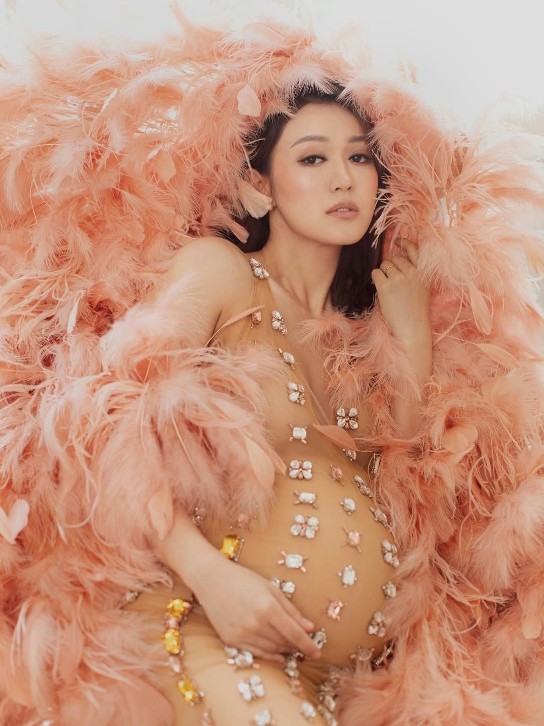 袁伟豪老婆张宝儿晒8个月孕照,裸色深v裙直接封神