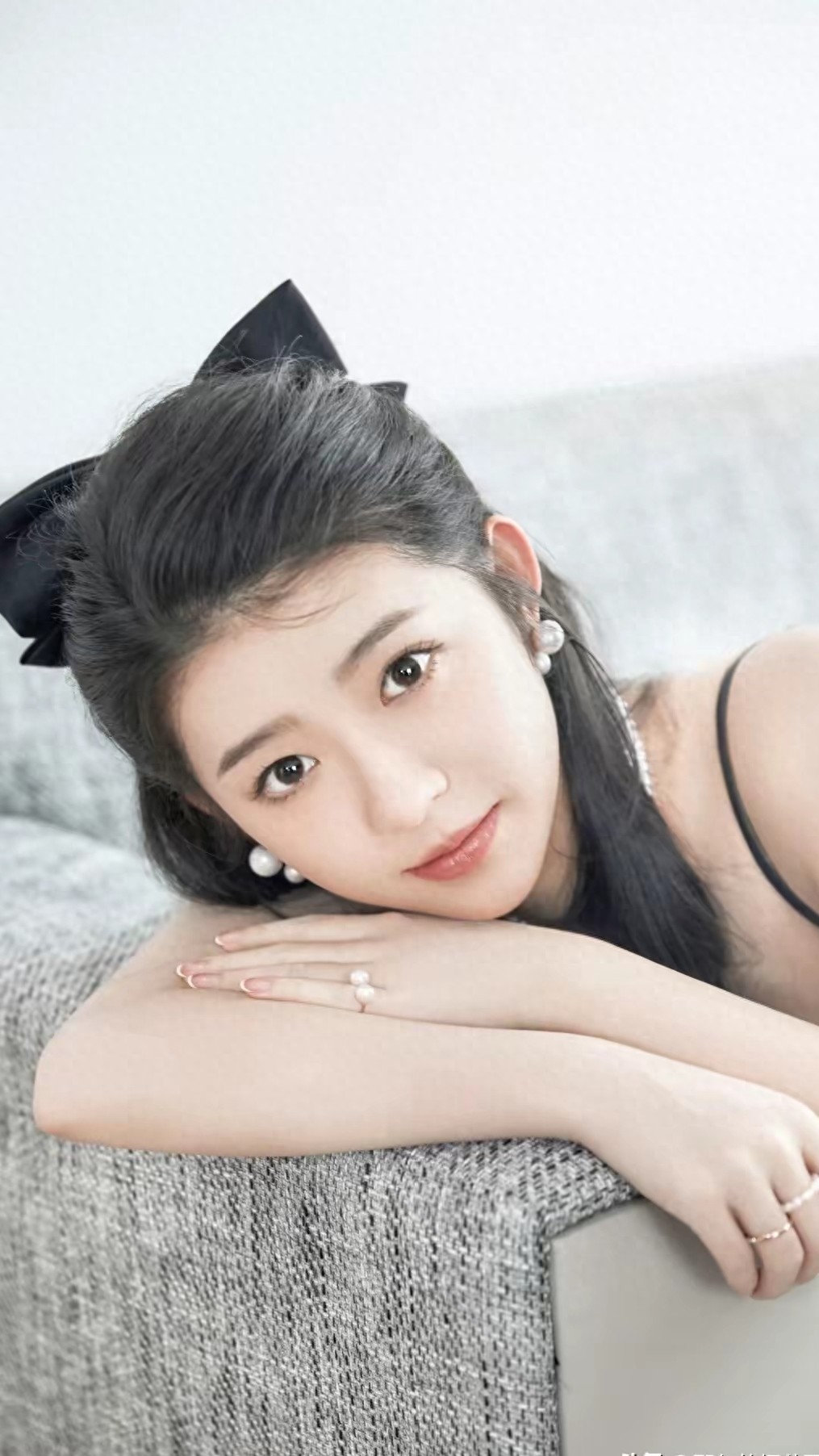 何蓝逗2025年4月的海边白纱裙写真,比精修图还透着股清冷破碎感,这