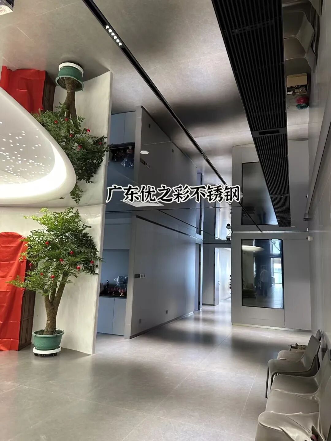 它让整个空间显得格外开阔明亮甚至带有一丝未来科技感