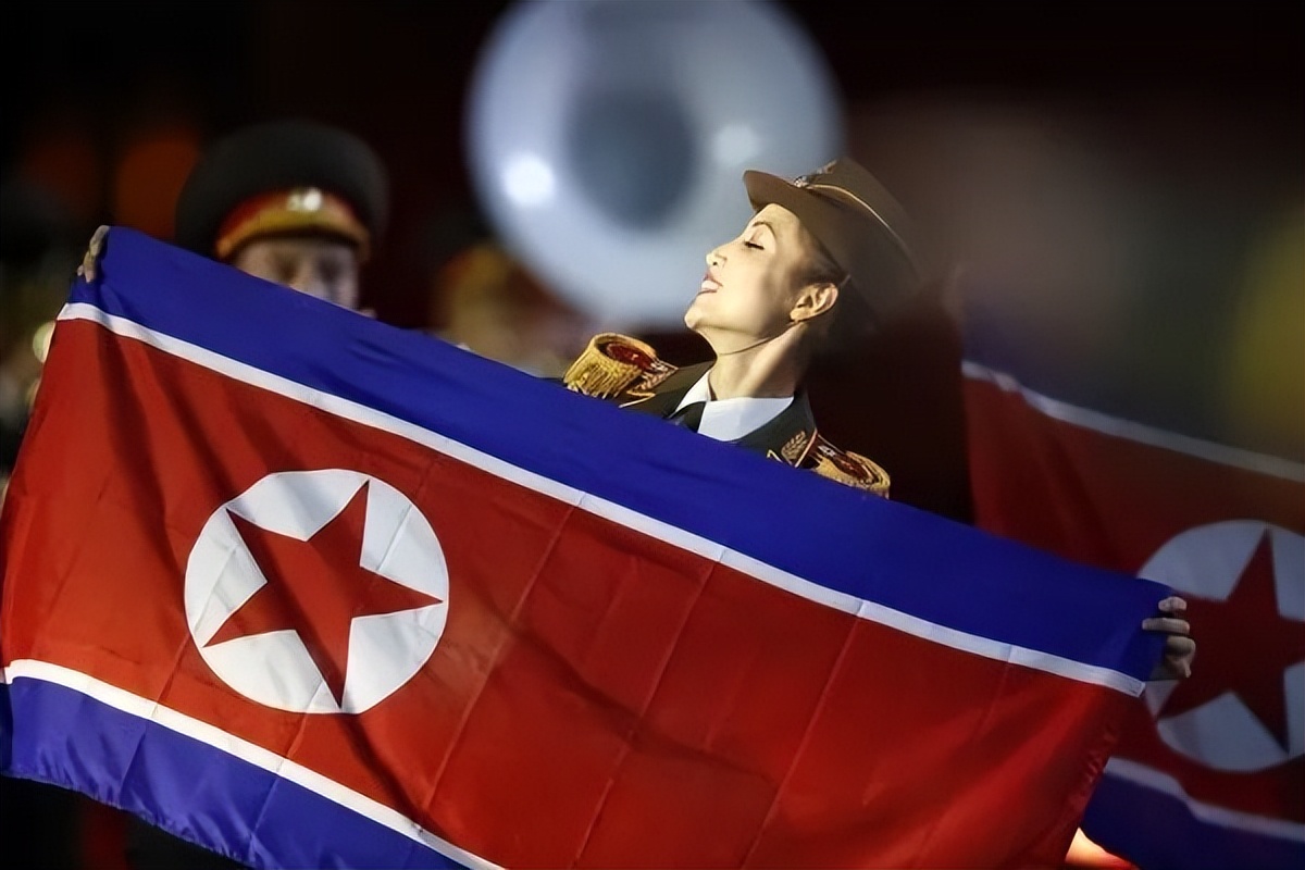 朝鲜女兵参加大阅兵,穿裙子舞剑英姿飒爽,现场画面曝光!