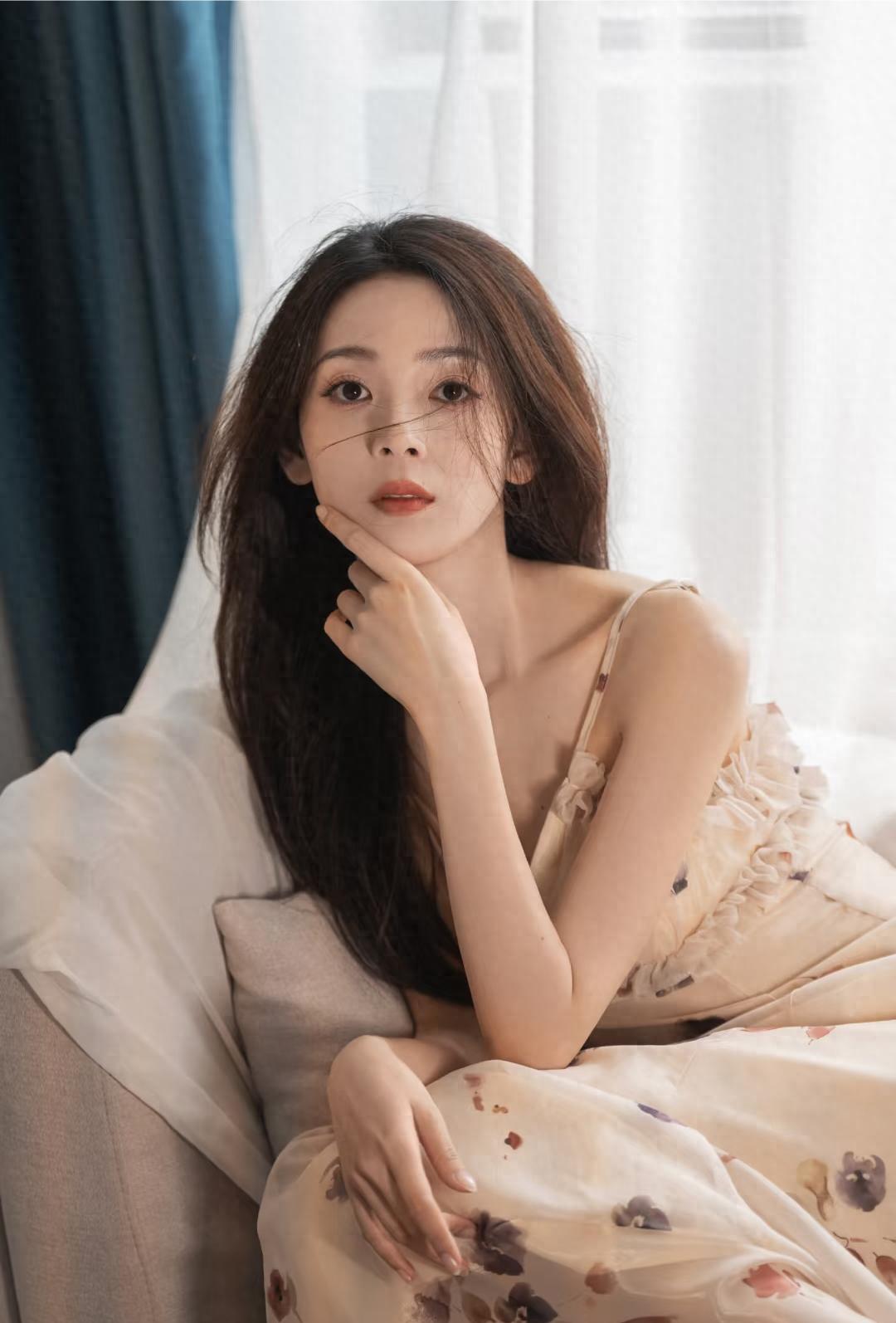 陈瑶的新剧《照镜辞》里她一人分饰两角前一秒还是眼神狠厉的野心妖