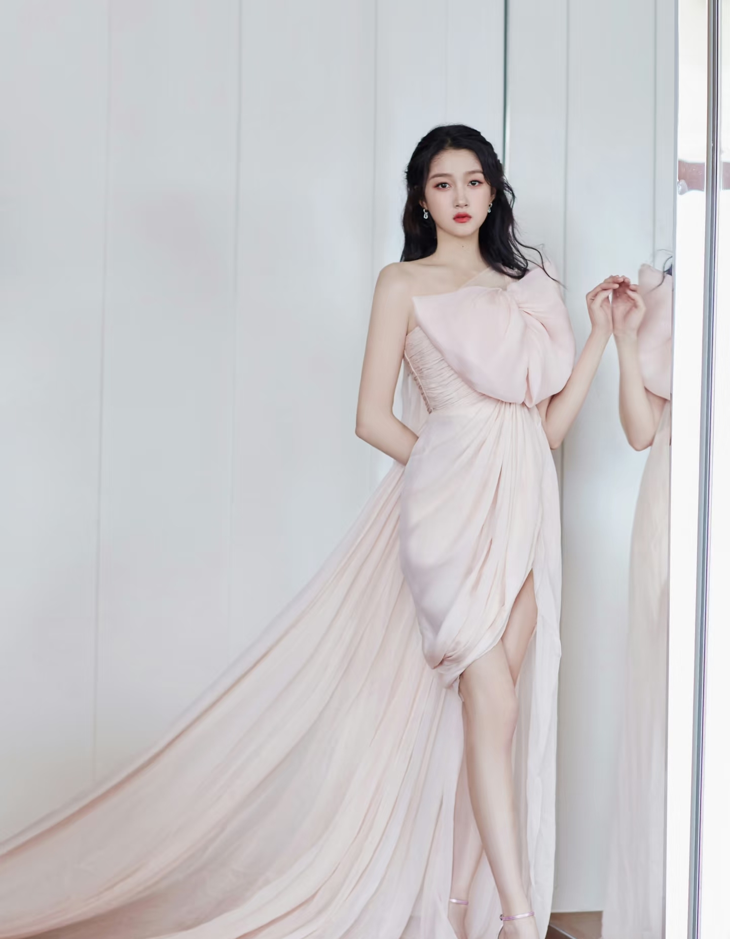 关晓彤穿透视薄纱裙靠花朵遮挡,被骂博眼球的声音也太刺耳了