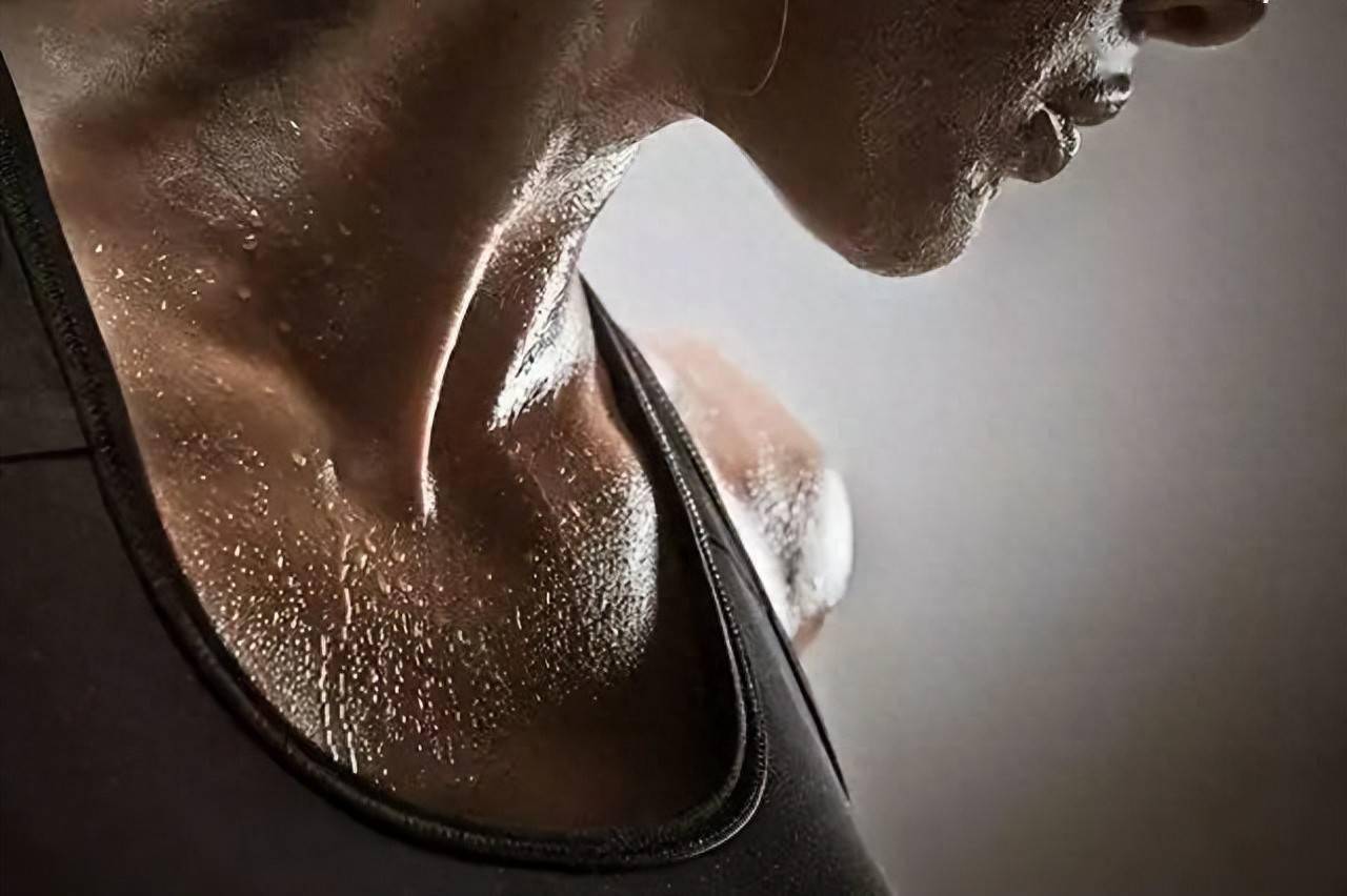 "汗多"就是身体代谢快?医生再三提醒:汗多的人,小心6种疾病