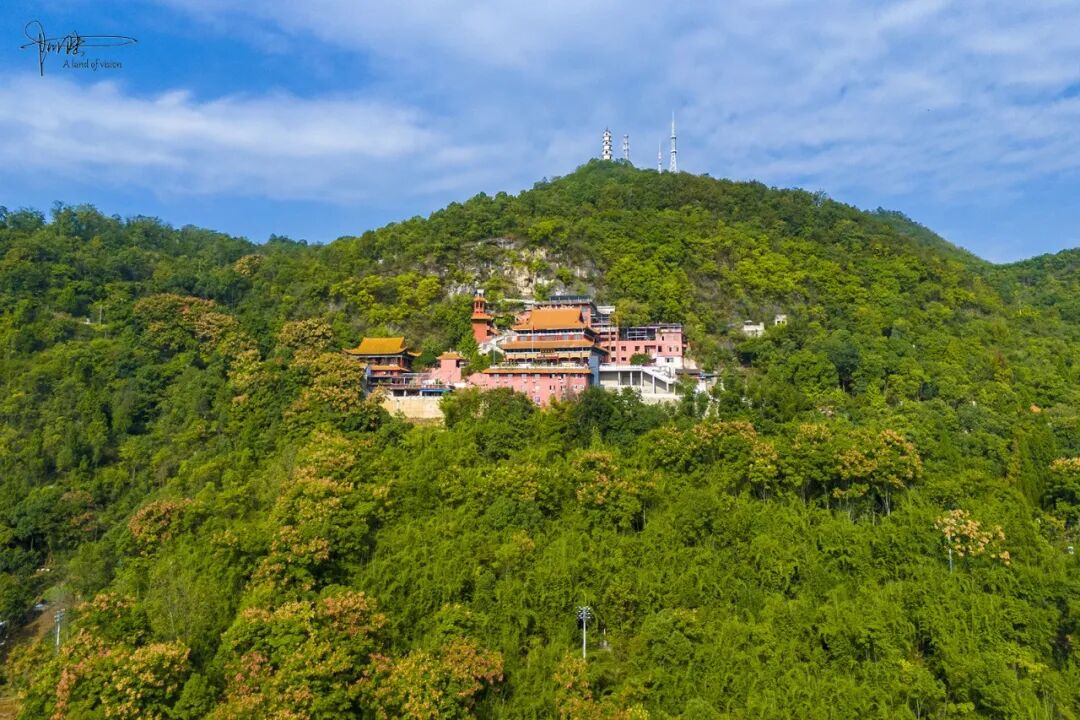 铜仁市的文笔峰公园太过郁郁葱葱,唯山腰处的回龙寺最醒目