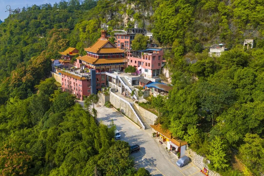 铜仁市的文笔峰公园太过郁郁葱葱,唯山腰处的回龙寺最醒目