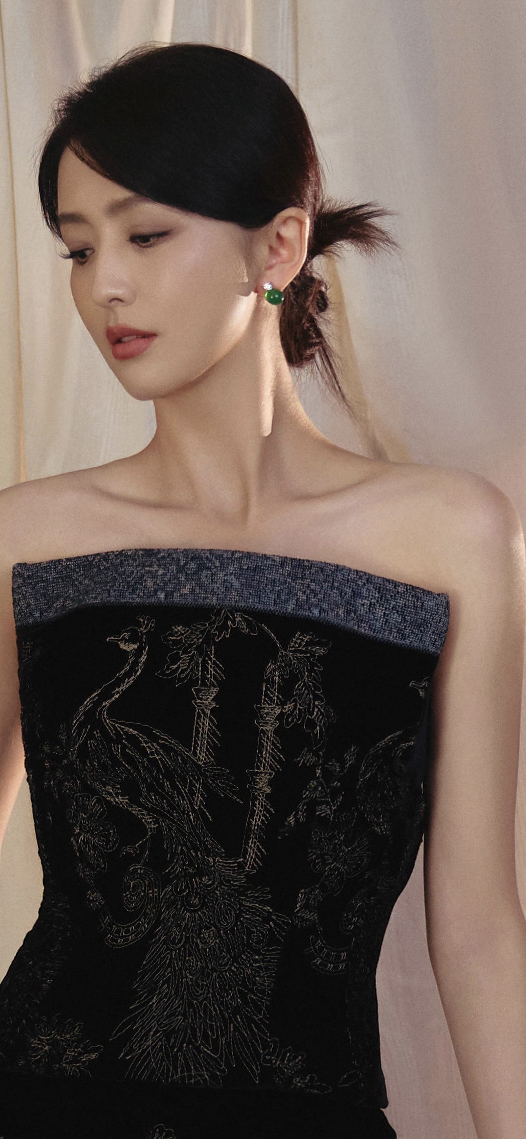 佟丽娅这张身着黑色刺绣抹胸上衣的照片一曝光,瞬间在网上引发了众多