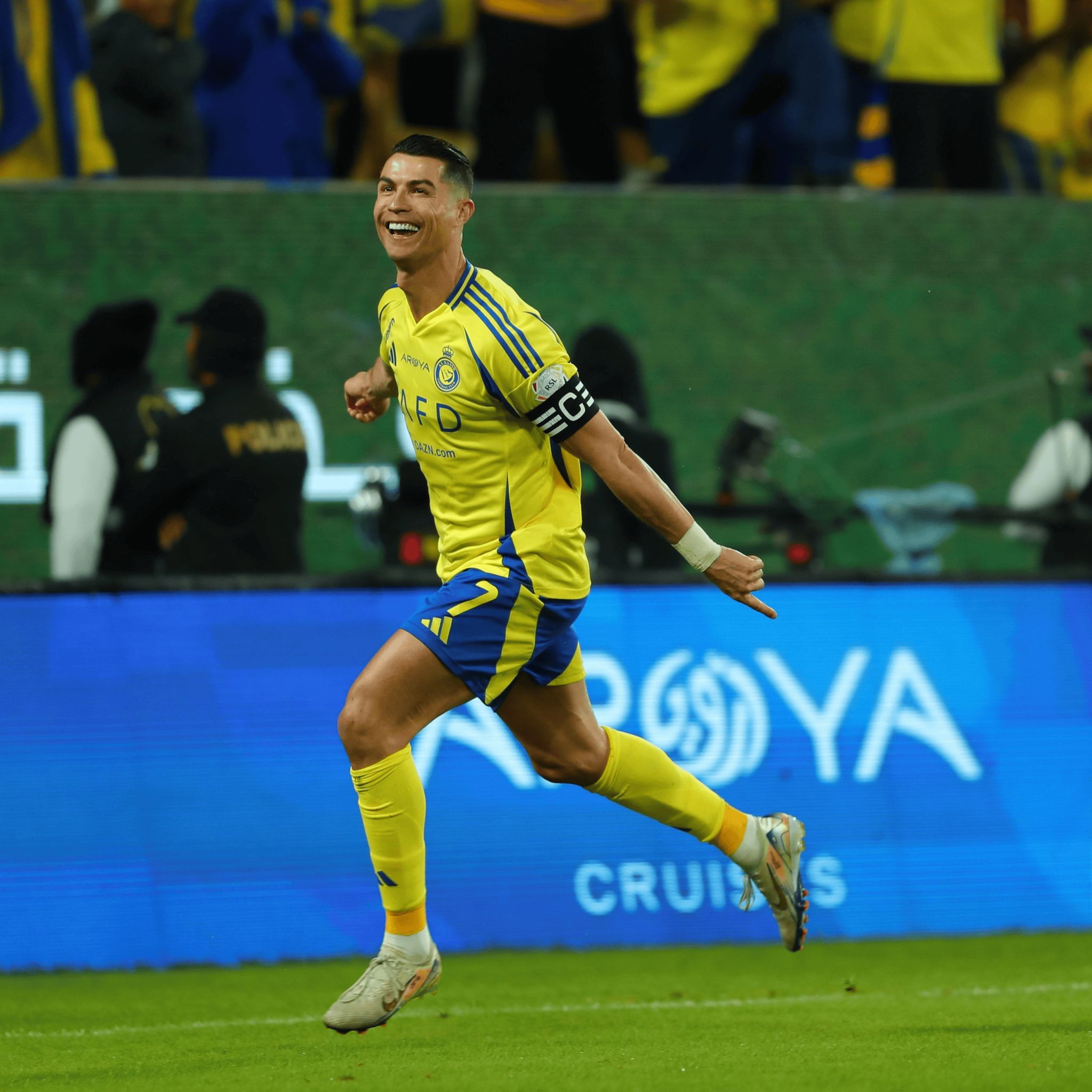 日本美姬惊艳亮相国际舞台展现东方美学新高度，一席华服穿越古今惊艳全场，举手投足尽显典雅气质，引领全球聚焦东方文化魅力