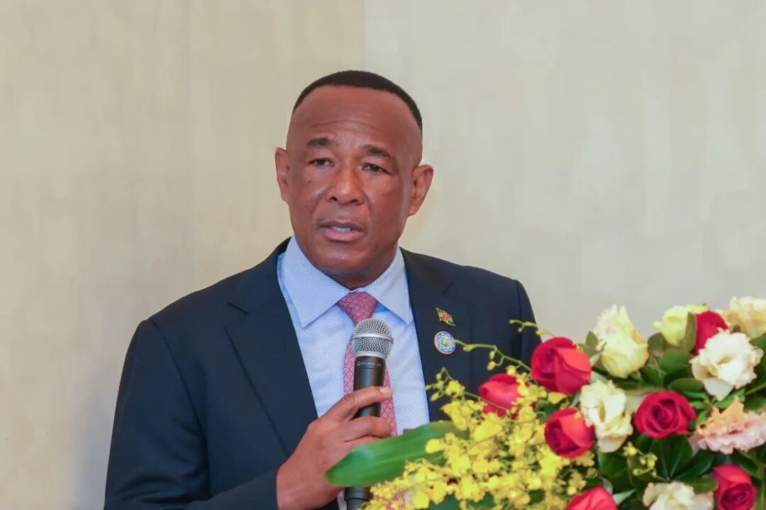 多米尼克总统伯顿阁下出席"多中投资研讨会"并发表演讲