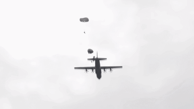 为何航空公司在空难发生时，宁愿赔百亿元，也不让乘客跳伞逃生？其实客机不配备降落伞，是理性的选择-有驾