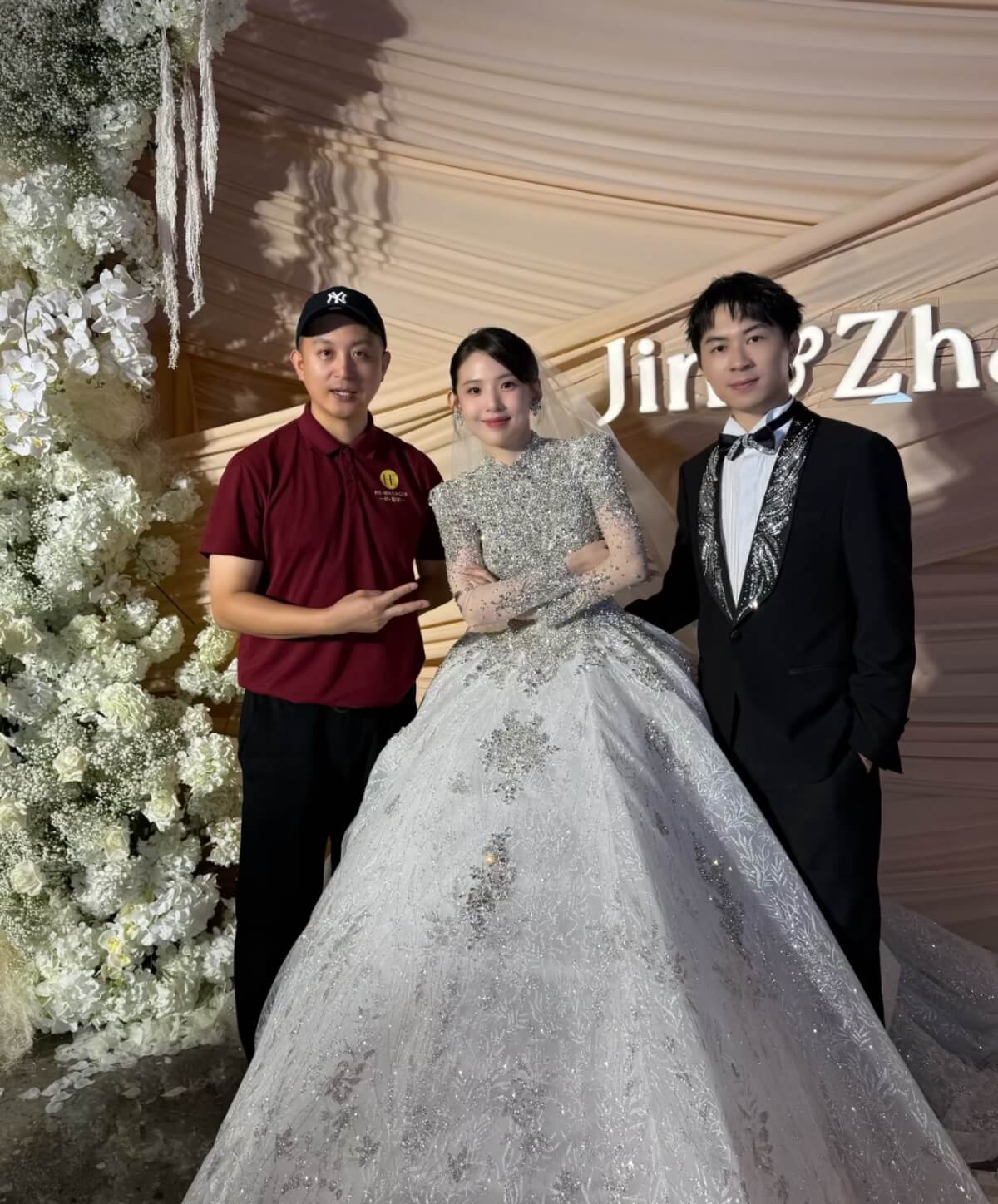 章若楠三妹结婚上热搜第一!神态五官神似姐姐!习俗关系不能参加婚礼