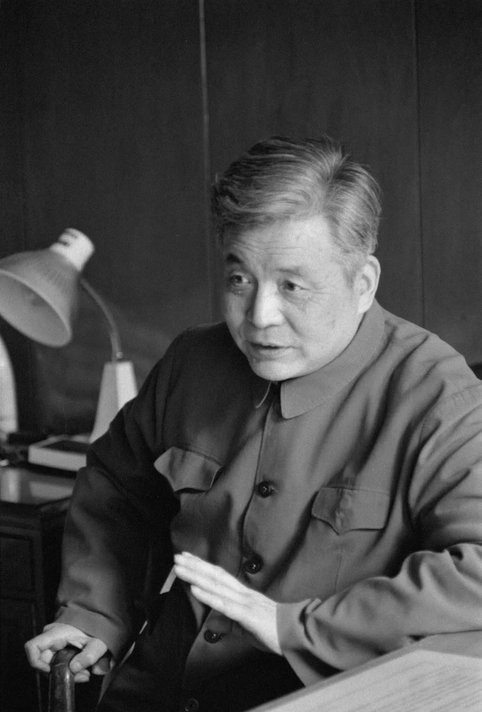 1986年7月,邓稼先浑身大出血,死状惨烈,而在离世之前,他拉着妻子的手