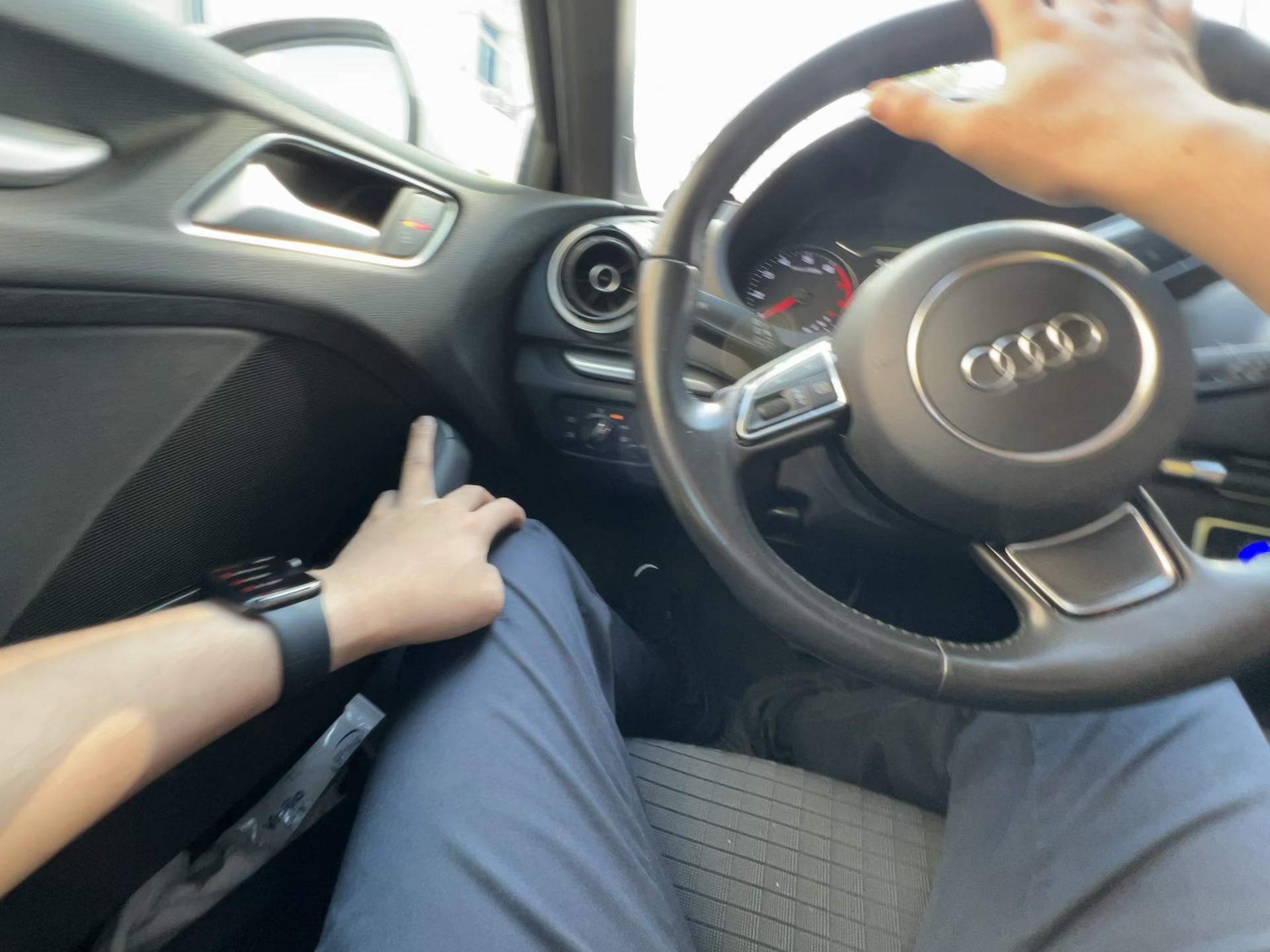 单手开车是耍帅还是技术好?