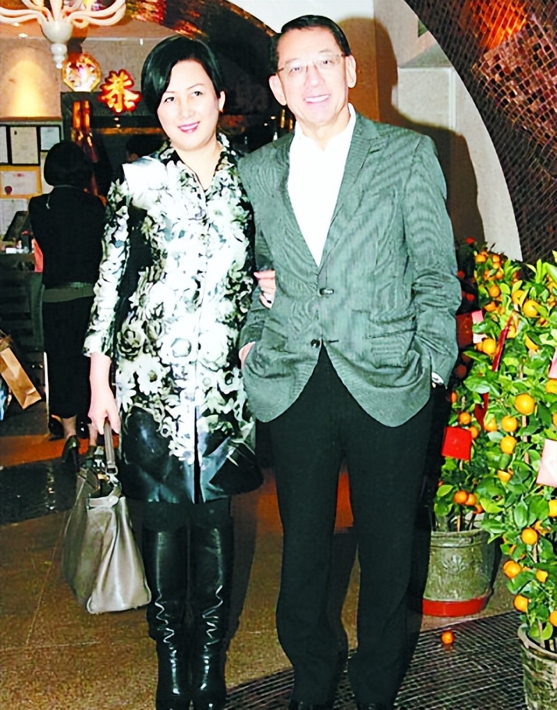 83岁杨受成办婚典,刘銮雄向华强大咖皆到场,妻子穿波点抹胸富态