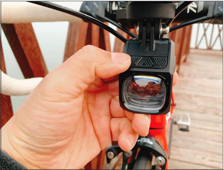 磁吸稳、照明亮、续航久!迈极炫CBL1600PRO车灯重新定义夜骑安全-有驾 磁吸稳、照明亮、续航久!迈极炫CBL1600PRO车灯重新定义夜骑安全-有驾