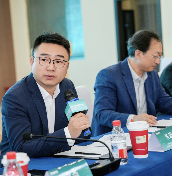 左一为朱宏.jpg