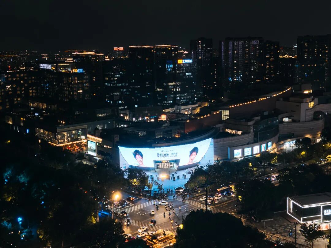 全城瞩目!李宇春主题快闪店空降杭州远洋乐堤港