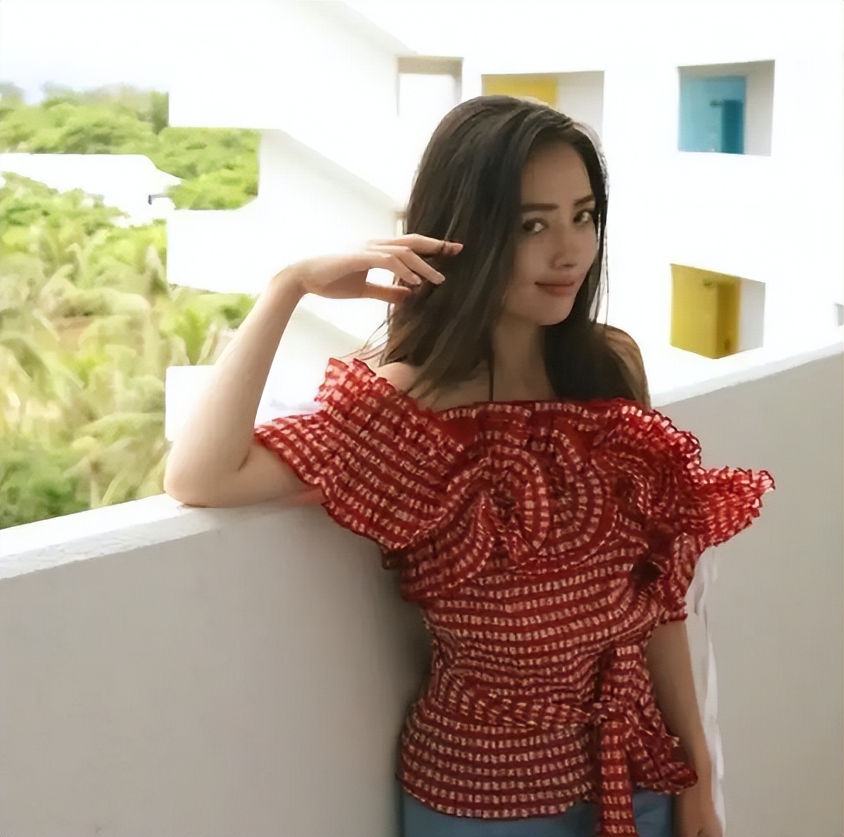 郭碧婷走少妇路线最迷人,紧身牛仔裤搭配大红色上衣,魅力四射