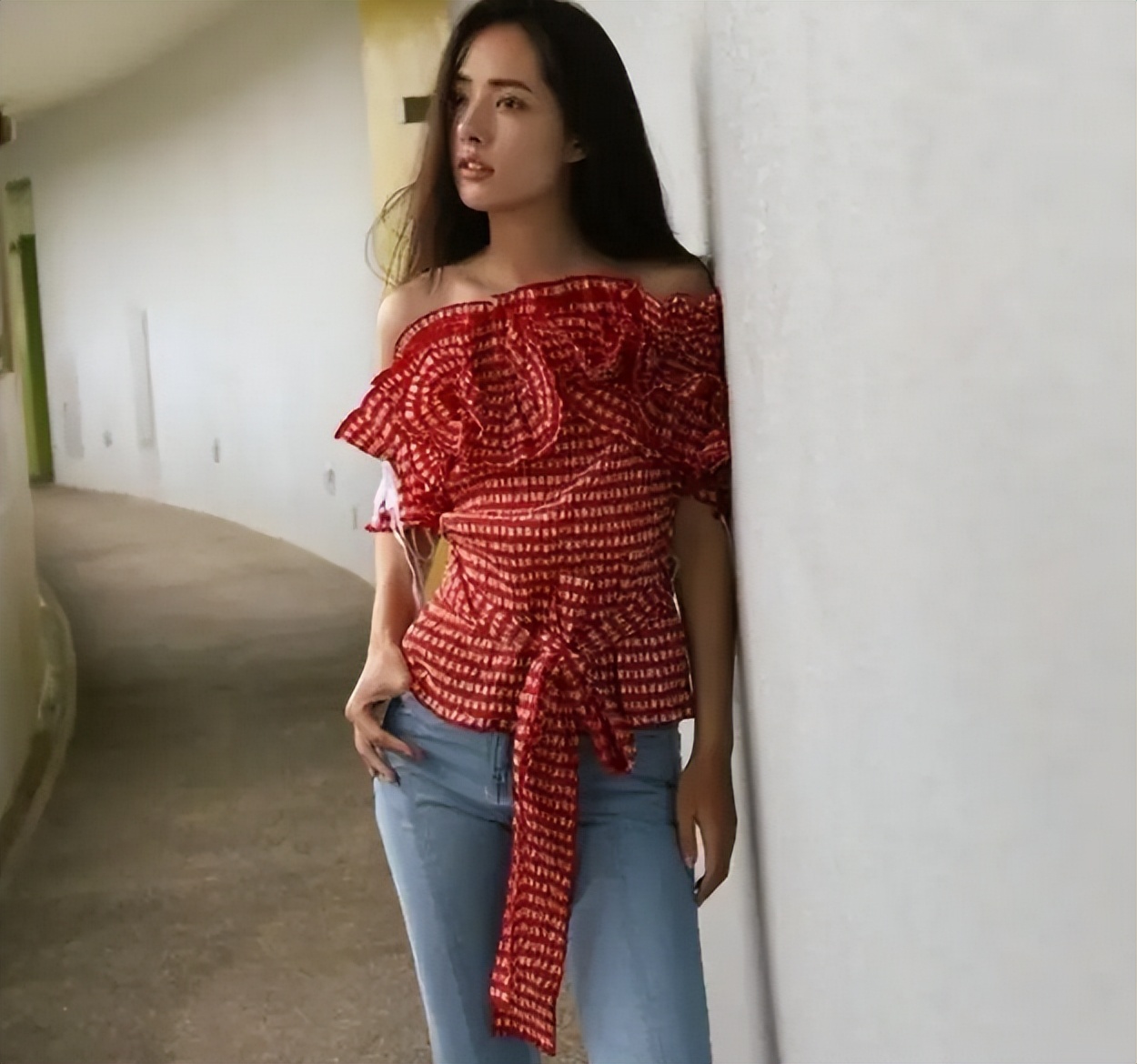 郭碧婷走少妇路线最迷人,紧身牛仔裤搭配大红色上衣,魅力四射