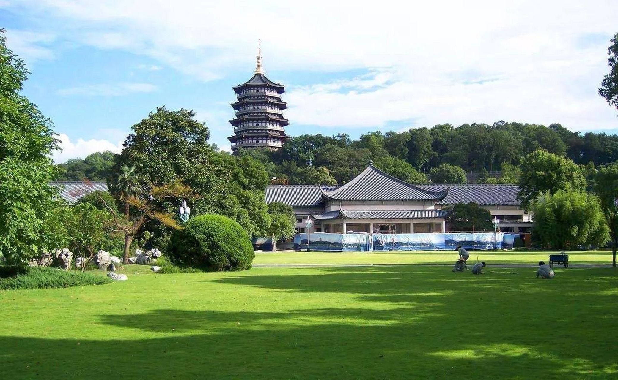 西子宾馆,别名汪庄,原系汪裕泰茶庄,宾馆位于杭州"西湖十景"之一的"