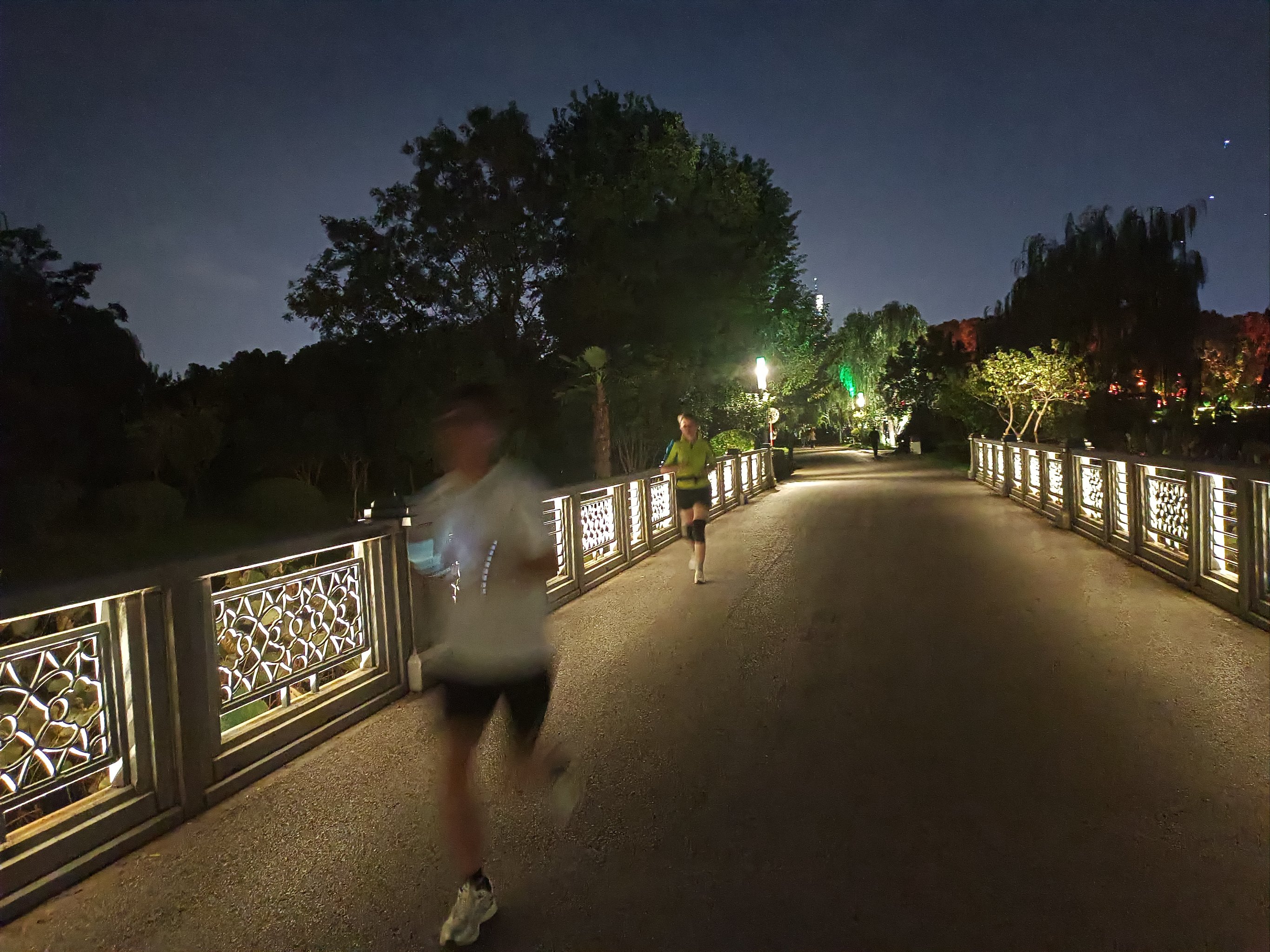 "白天跑步人多车多,晚上跑的时候,马路上人少,路灯照着影子,特别