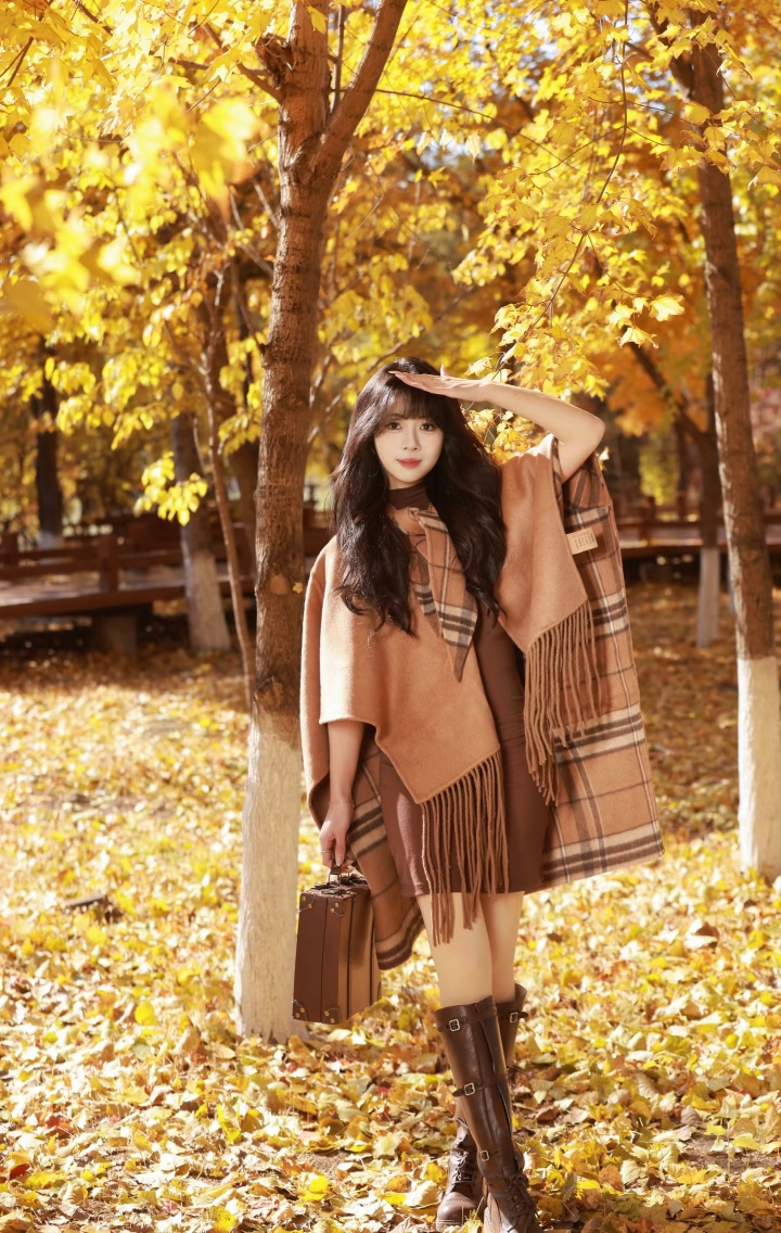 9个秋天枫叶拍照姿势,温柔又高级,轻松拍出浪漫的油画感大片