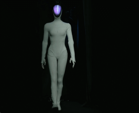 小鹏首款女性机器人IRON亮相：猫步丝滑炸屏，20万量产要当家庭全能帮手？-有驾