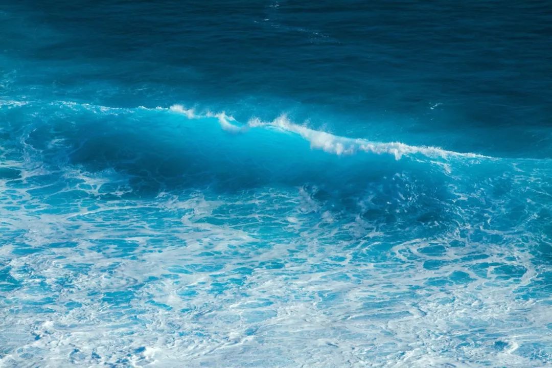 大海涨潮退潮的原理是什么?