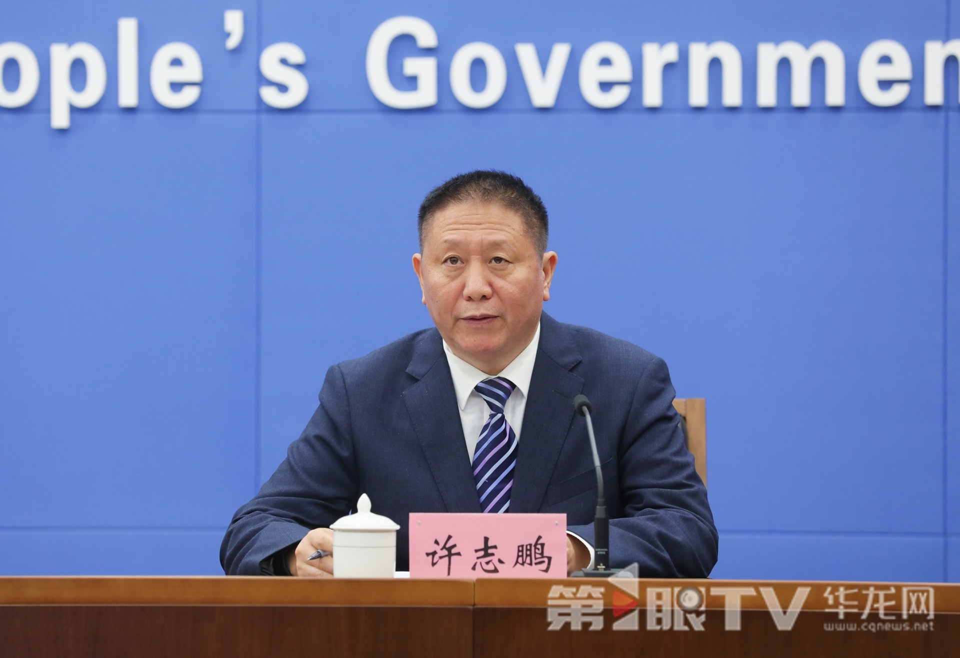 11月7日，重庆国际人才交流大会首场新闻发布会举行。图为市科技局党委副书记许志鹏回答记者提问。第1眼TV-华龙网首席记者 李文科 摄