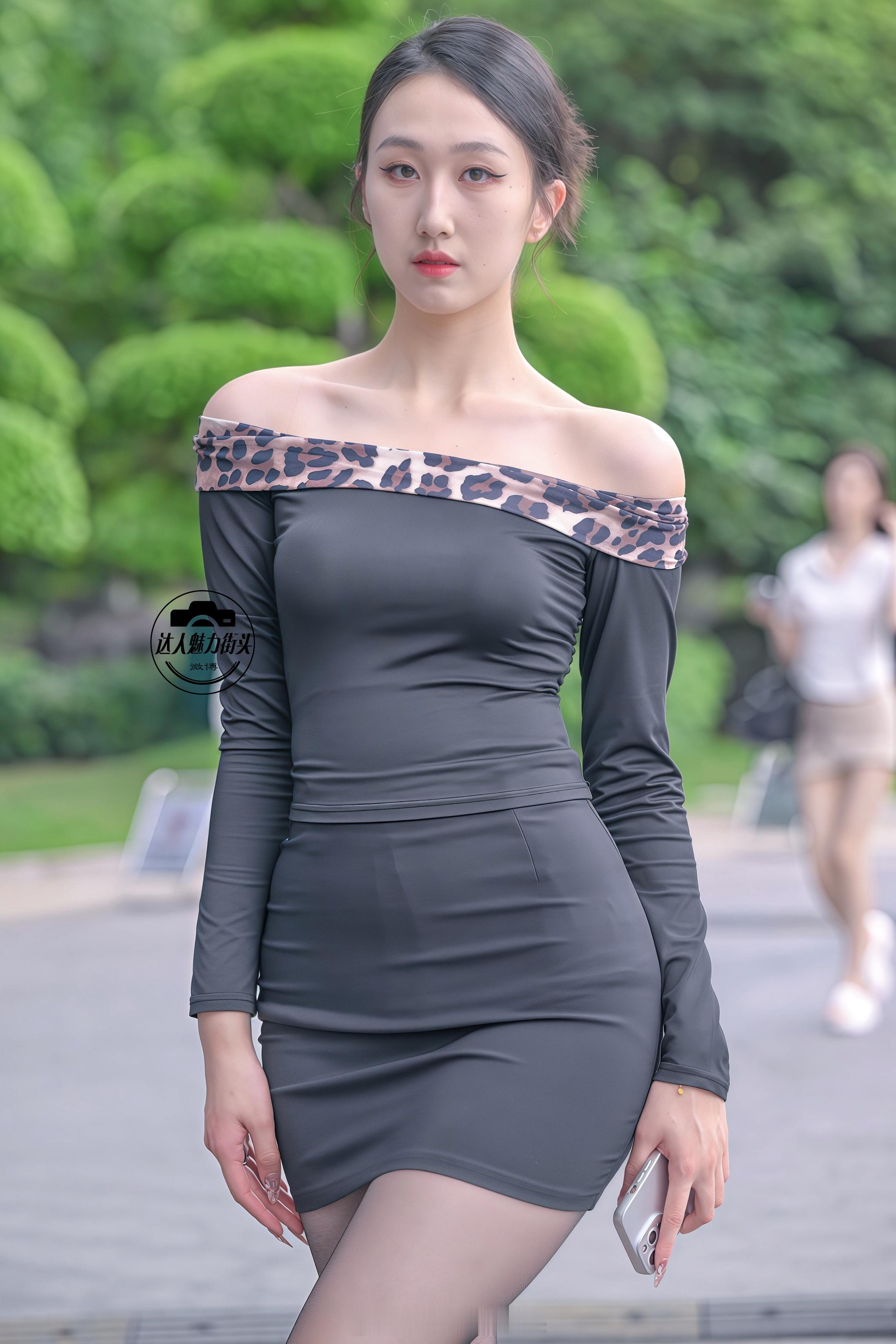素人街拍豹纹一字肩修身套装 + 黑丝高跟女性性感身材穿搭教科书