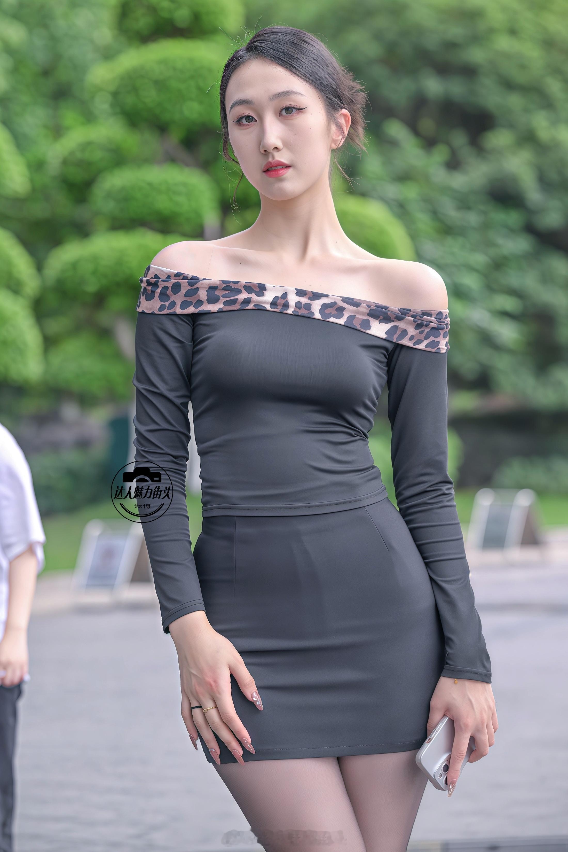 素人街拍豹纹一字肩修身套装 + 黑丝高跟女性性感身材穿搭教科书