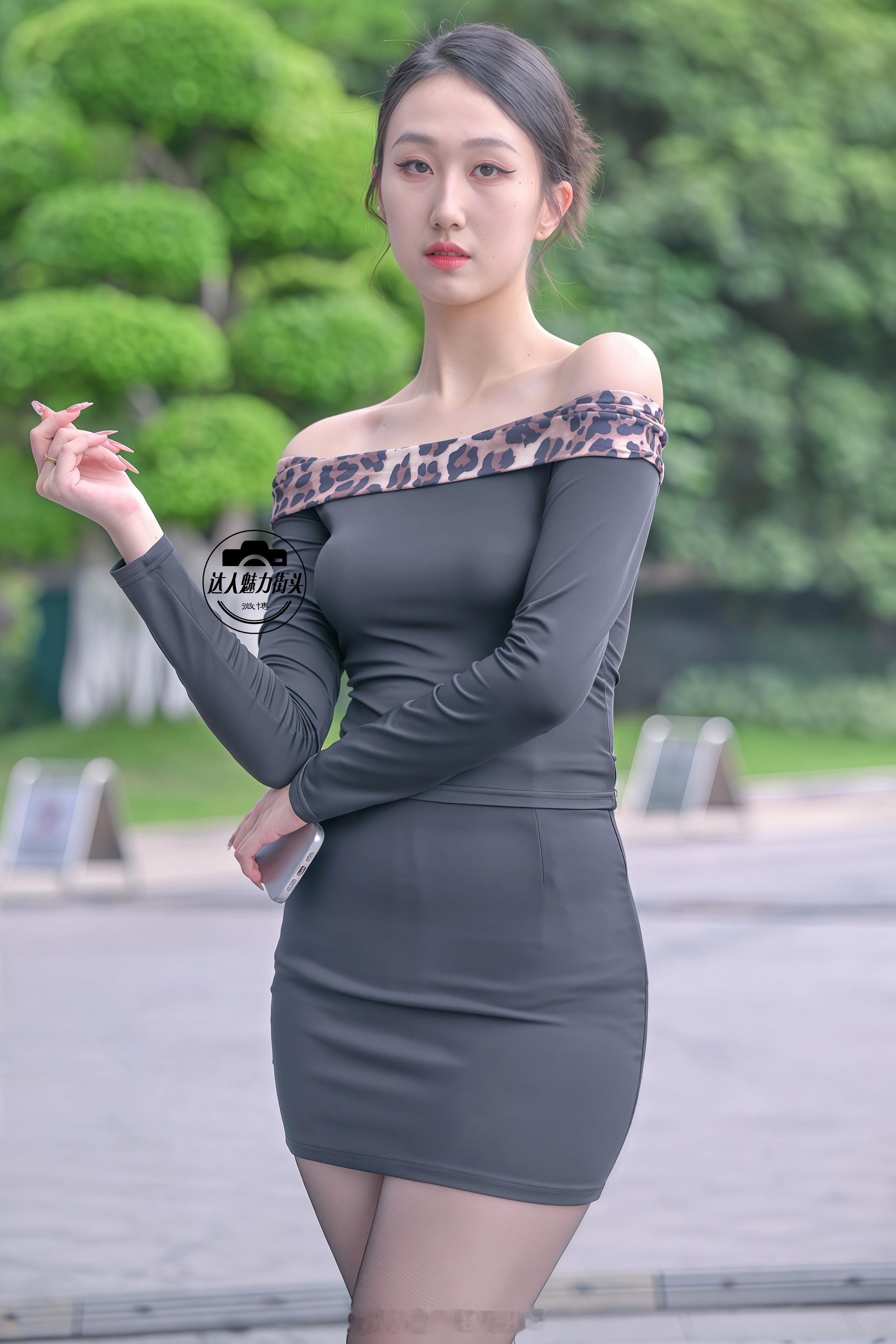 素人街拍豹纹一字肩修身套装 + 黑丝高跟女性性感身材穿搭教科书