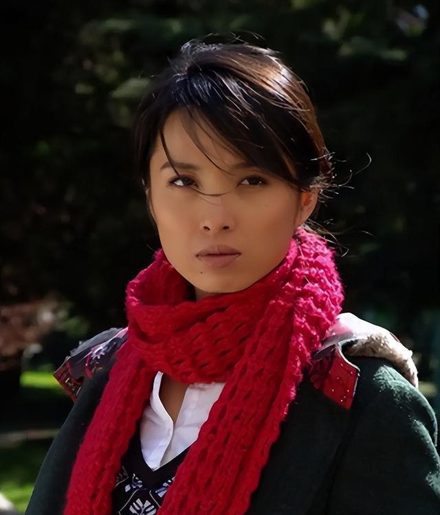 她26岁成双料影后,二婚嫁靳东高龄生下两子,今48岁美得自信从容