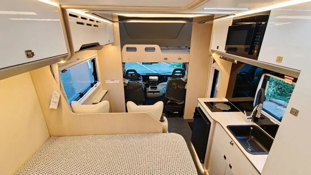 四驱空气悬架房车王炸！11月28日亮相成都房车展，这配置同级找不到对手-9.jpg