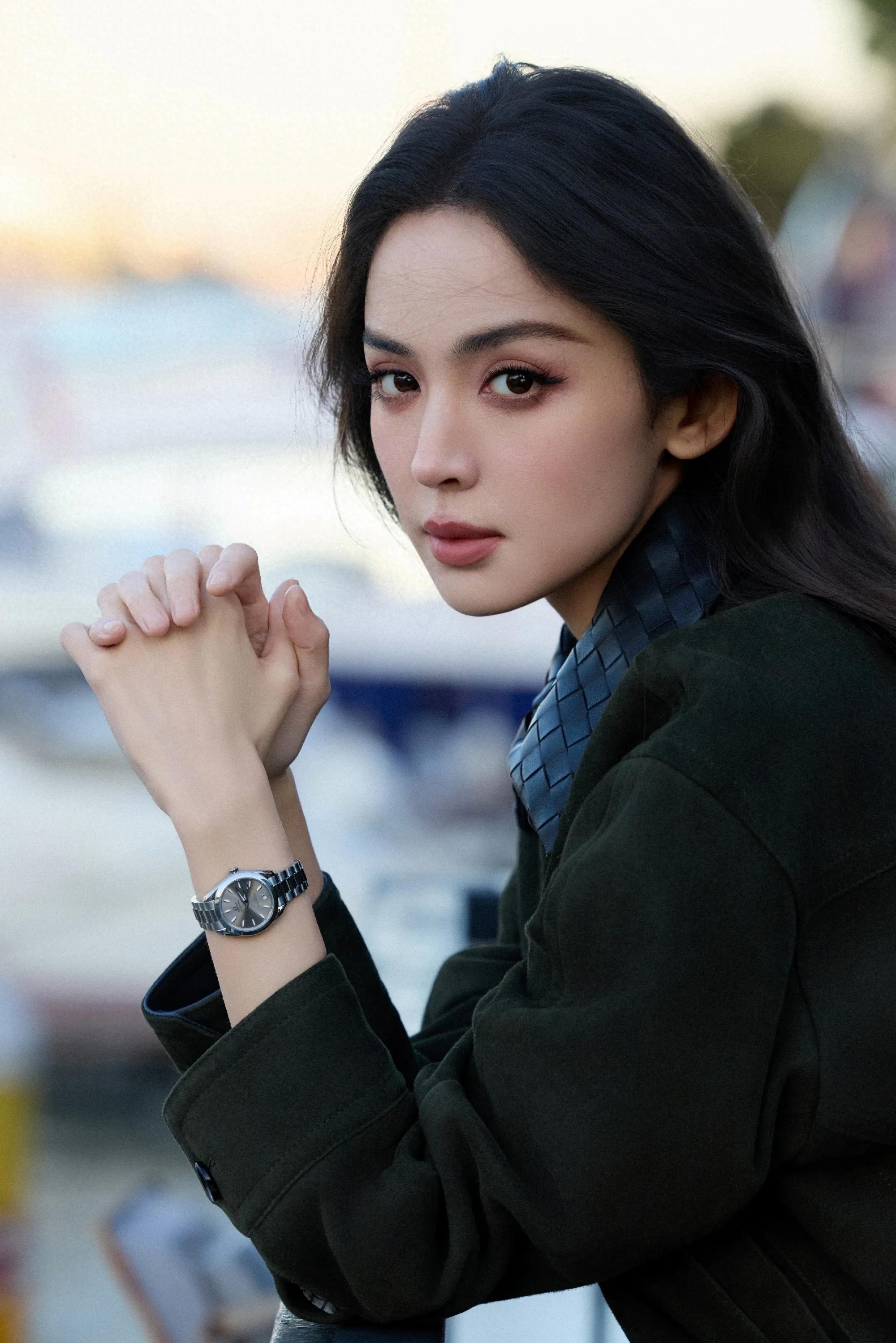 这组随拍没硬凹造型,单手托脸,回眸浅笑的姿态自然,露肩设计克制露出