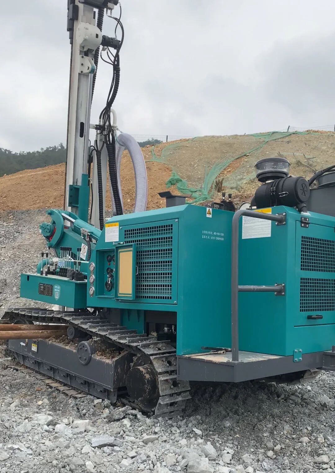 第10期:广东惠州广龙高速公路,孔山ks669潜孔钻机边坡支护施工