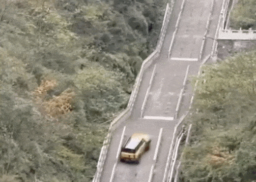 爬天梯、撞卡车、高空坠落，车企性能测试被“恐怖杂技团”接管了？-有驾